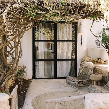 Domo Farm stay Santa Eularia des Riu
